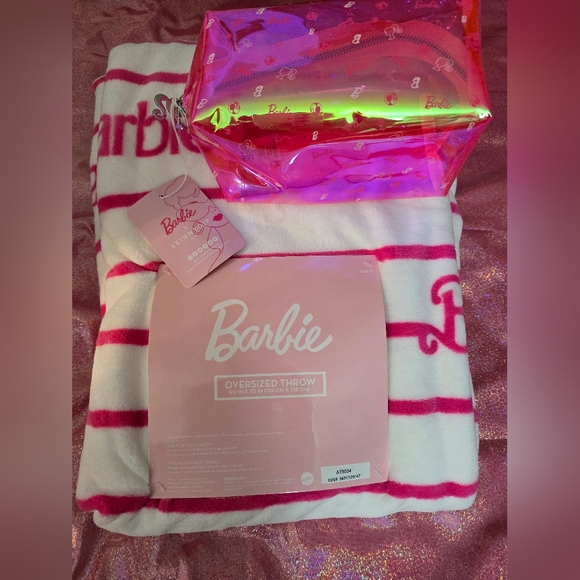 Barbie Bundle! Oversized throw and cosmetic bag! NWT! - Picture 9 of 14